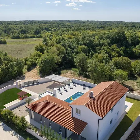 Holiday home Casa Mara Mit Beheiztem Pool Stokovci