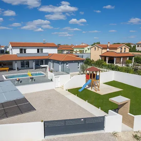 Casa Mara Mit Beheiztem Pool Štokovci