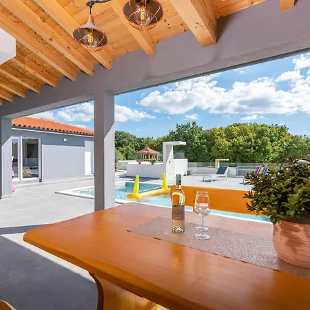 Casa Mara Mit Beheiztem Pool Holiday home